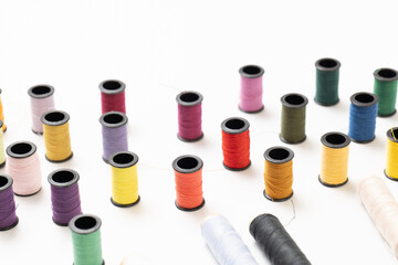 白いバックのカラフル縫い糸