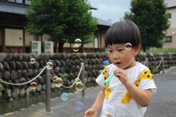 しゃぼん玉に感動する男の子