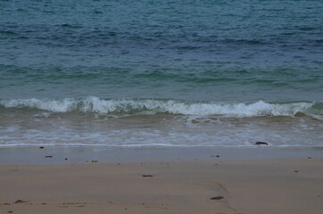 Kleine Welle am Strand
