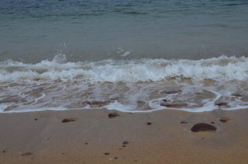 Kleine Welle am Strand