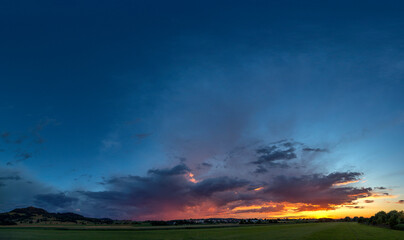 Gewitterzelle bei Sonnenuntergang