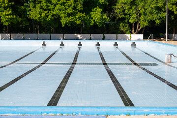 An empty swimming pool with blue tiles