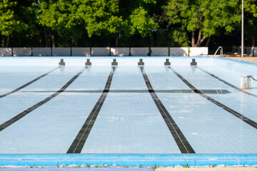 An empty swimming pool with blue tiles