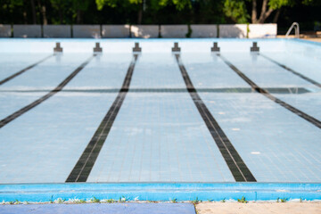 An empty swimming pool with blue tiles
