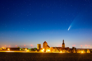 Komet Neowise über Burg Querfurt im Saalekreis von Sachsen Anhalt bei Nacht