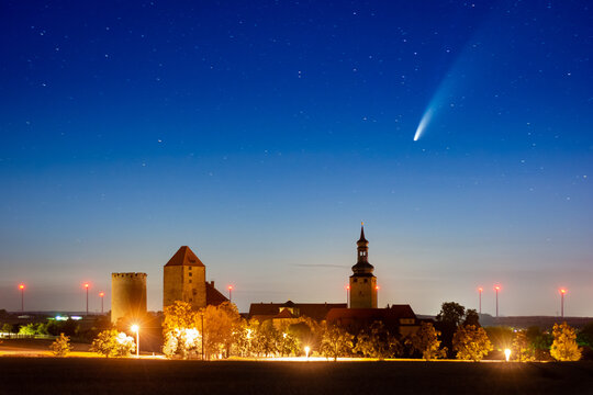 Komet Neowise und Sterne &uuml;ber Burg Querfurt bei Nacht