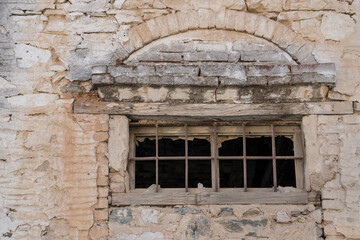 Fototapeta na wymiar iron-barred window historical.Semicircular,poured the plaster