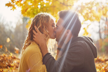 Naklejka premium Happy young couple outdoors on a beautiful autumn day in the forest