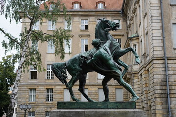 Rossebändiger, Bronzeplastik im Kleistpark (Berlin)