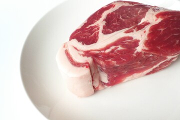 豚肩ロースのブロックと白い皿