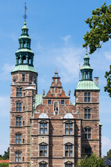 Fototapeta na wymiar castillo de Rosenborg y sus jardines llenos de flores y rosas ubicado en Dinamarca 