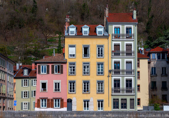 Fototapeta na wymiar Grenoble. The city embankment.