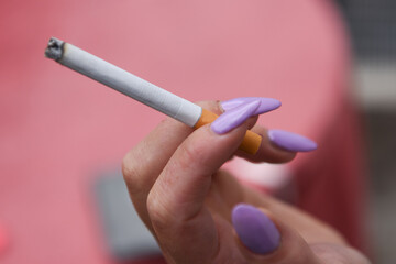 sigaretta mano donna con sigaretta fumo male fumare