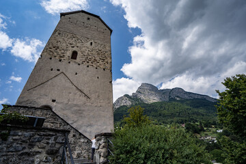Fototapeta premium Schloss Sargans blauer Himmel mit Wolken 