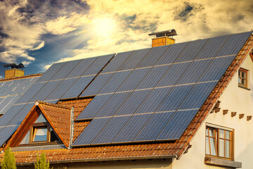 Obraz premium Solaranlagen auf dem Dach eines Altbau Haus