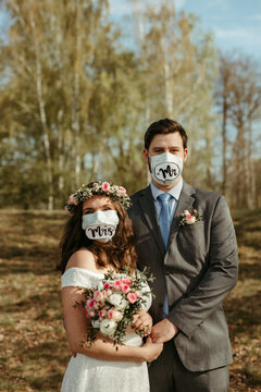 Brautpaar mit Mundschutz, Corona Hochzeit 