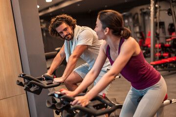 Fototapeta na wymiar Couple working out in gym