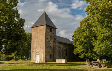 Fototapeta na wymiar Kirche vom ehemaligen Dorf Wollseifen mit einem Rastplatz im Vordergrund im Nationalpark Eifel. 