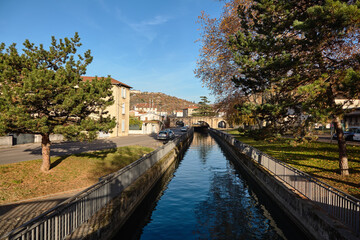 Fototapeta na wymiar Water canal in small French city Vienne