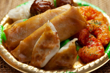 中華総菜（焼売・春巻き・肉団子。エビチリ・餃子）