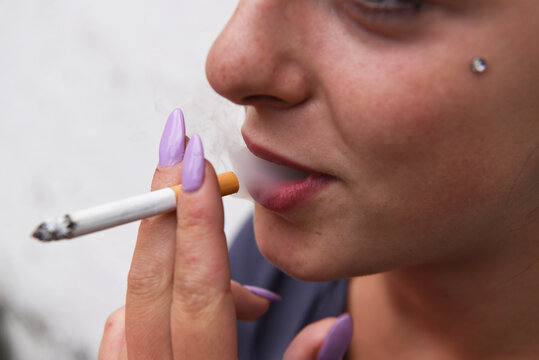 donna che fuma fumo bocca sigaretta tabacco fumare fumatore 