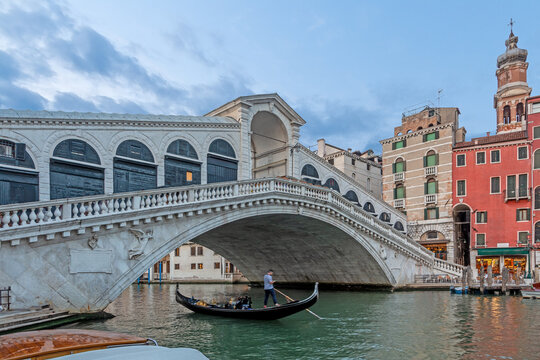 View on Rialto Bridge in Venice without people during Covid-19 lockdown © Aquarius
