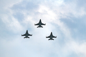 滑空する戦闘機