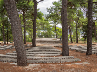 Bosque en Marjan con un anfiteatro en la colina Marjan de Split, Croacia, verano de 2019