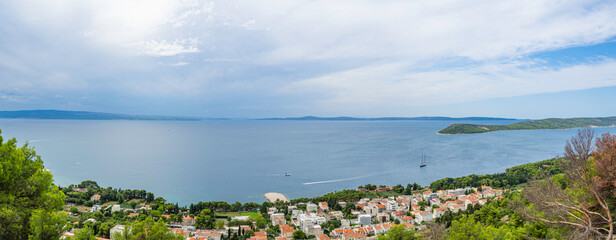 Vistas panorámicas desde Marjan, en la costa de Split, Croacia,  sobre el agua azul, verano de 2019