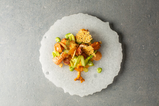 Assiette gastronomique : langoustine, chips de parmesan, l&eacute;gumes et girolles