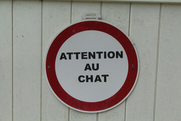 un &eacute;criteau "attention au chat"