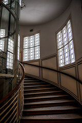 Obraz premium Staircase With Curved Steps In Historic Art Nouveaux Building In The Inner City Of Vienna In Austria
