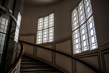 Obraz premium Staircase With Curved Steps In Historic Art Nouveaux Building In The Inner City Of Vienna In Austria