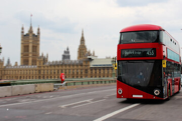 Obraz na płótnie Canvas London bus on bridge and parliament