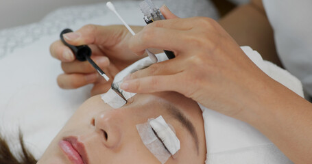 Woman perm her eyelash at beauty salon