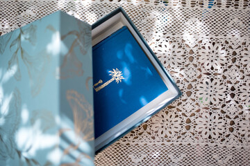 Kiste mit Ornamenten und Buch als Geschenk