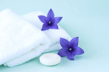 キキョウの花と清潔なタオルと石鹸