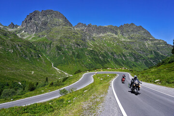 Motorradfahrer an der Silvretta Hochalpenstrasse, Vorarlberg, Österreich © JRG