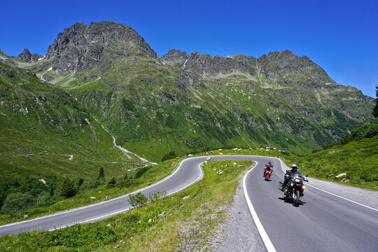 Motorradfahrer an der Silvretta Hochalpenstrasse, Vorarlberg, Österreich