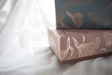 Blaue und pinke  Box mit Ornamenten als Geschenk