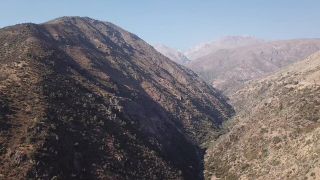 Donre shot above chilean valley in santiago de chile with a long view to the horizon threw high mountains
