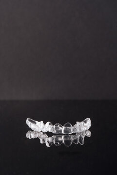Transparent invisible dental aligners or braces aplicable for an orthodontic dental treatment