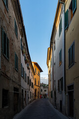 Fototapeta na wymiar Straße in der Altstadt von Pistoia in der Toskana, Italien 