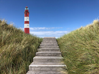 Weg aus Holz, Treppe zum Leuchtturm in den Dünen auf der Insel Amrum, Deutschland