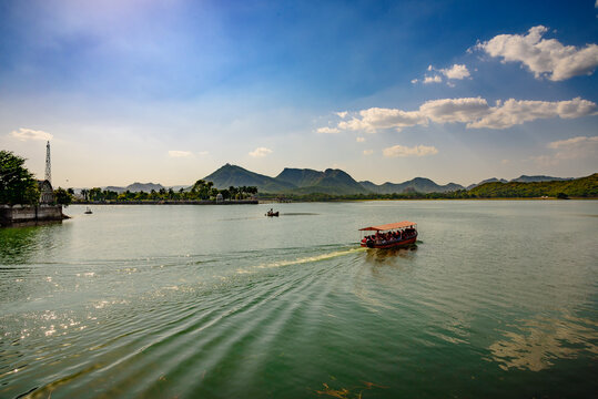 Mesmerizing view of Fateh Sagar Lake situated in the city of Udaipur, Rajasthan, India. It is an artificial lake popular for boating among tourist who visits City of lakes to enjoy vacations.