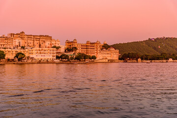 Fototapeta premium Sunset view at Lake Pichola from Ambrai Ghat at Udaipur, Rajasthan, India