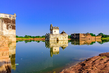 Queen Padmini’s Palace is one of the earliest palaces in India to be constructed completely surrounded by water. It is three storied building  built in medieval era in Rajasthani architectural style.