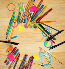 Lapices y utencilios para dibujo y trabajo en casa, con diferentes colores y espacio para incluir textos.