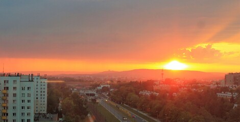Zachód słońca nad miastem © Piotr
