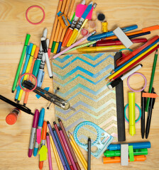 Lapices y utencilios para dibujo y trabajo en casa, con diferentes colores y espacio para incluir textos.